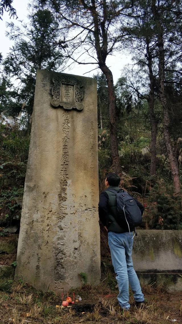 重庆荒效野岭发现大量石碑，碑身高大雕工精美，每块都有百年历史