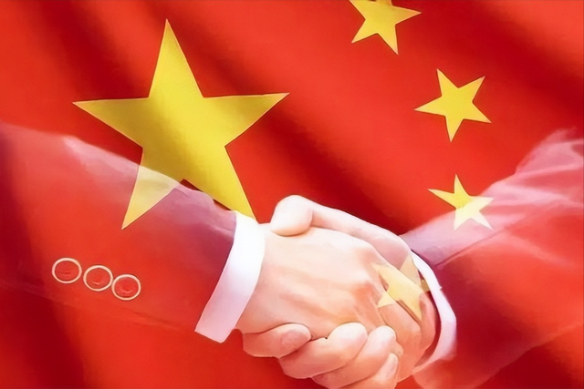 摊牌了！美国备战信号强烈，川普要“砍官增兵”，第一波福利已发