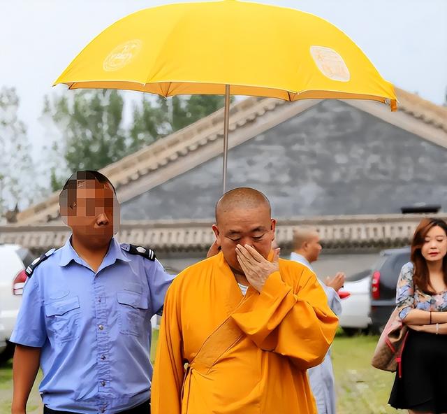 男友去世、丈夫入狱，今又被释永信牵连，她将王牌打的稀巴烂
