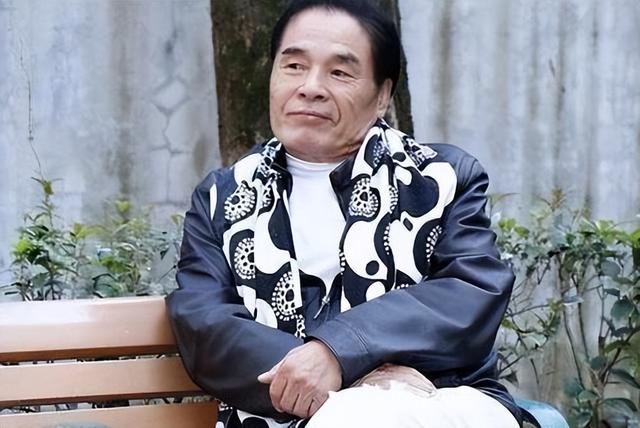 “6个老婆”同住一室，每人每月7万零花钱，71岁又娶第七房小娇妻