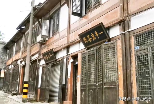 成都龙泉山被冷落的古场镇，街上空无一人，美食诱人被严重低估！