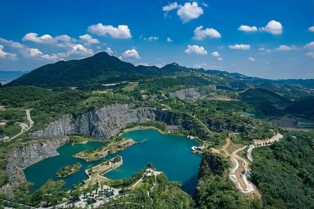 工业“伤疤”变文旅“富矿”：这些废弃矿山凭什么火出圈？