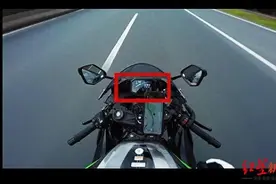 骑摩托双手脱把、翘头炫技……成都交警：行政拘留图片