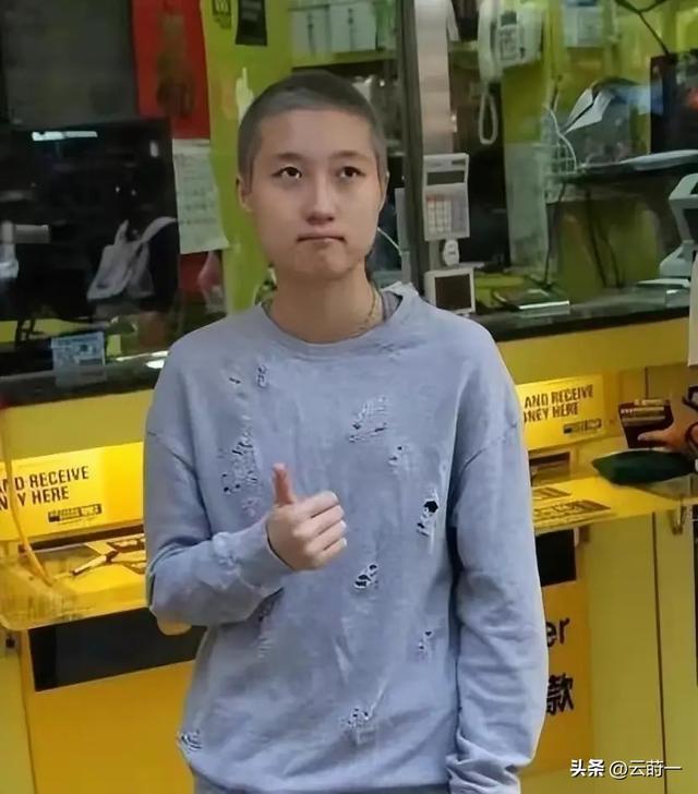 善恶终有报，把儿子养废，任由私生女拾荒的成龙，终为荒唐买单