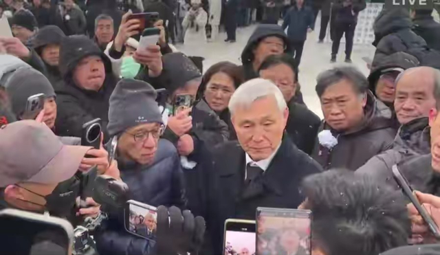 聂卫平葬礼，长子捧遗像，两任妻子未现身	，现任兰莉娅主持现场