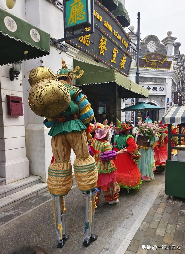 走进郑州中牟建业电影小镇，看各种特色表演，还能参与互动项目。