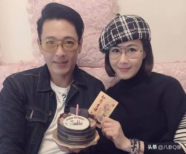 夫妻俩为了不变老，坚持31年不吃肉不生子，如今59岁近照太尴尬