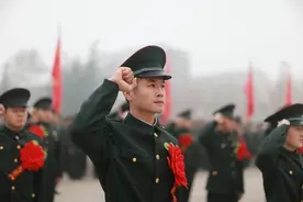 军转干部--还有很多人说军转待遇没有降图片