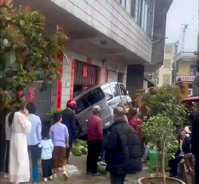 6死4伤！云南一装载机冲入人群，现场画面流出	，52岁肇事男子被抓