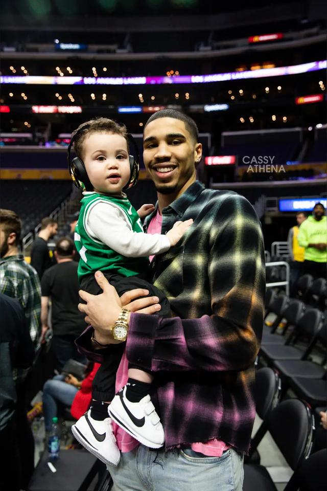 塔图姆歌星伴侣，晒儿子有潜力成为唱歌“蓝球”帅小伙