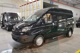 房车成本高？加个魔盒就能住，福特新全顺改床车一步到位图片