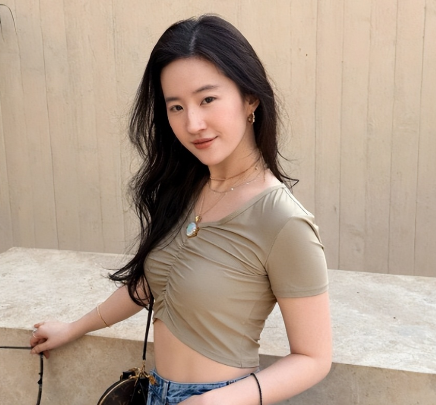 刘亦菲游轮美照火了：度假肥得显副乳，马甲线倒还在！