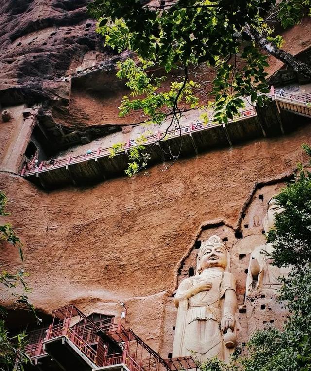 “铁腚大巴”甘南线第二站：麦积山石窟，多少微笑烟雨中