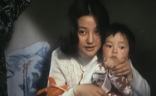 49岁赵薇近照曝光，事业婚姻全失败，15岁的女儿和她长得不一样