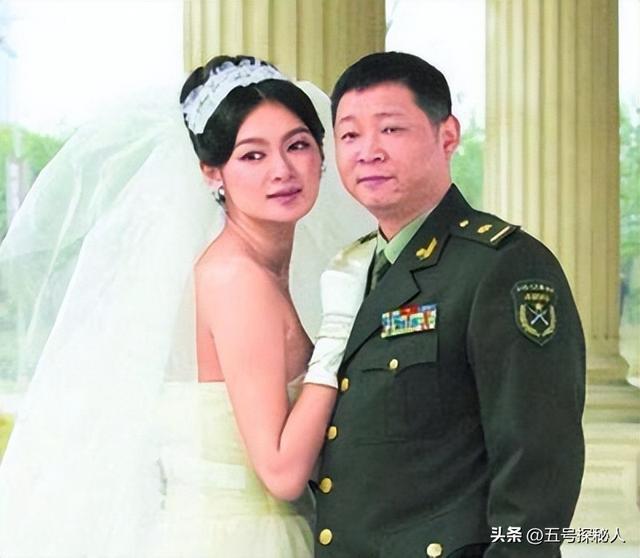 56岁赵亮现状：带小16岁模特老婆深山养鸡	，满脸皱纹未衰先老