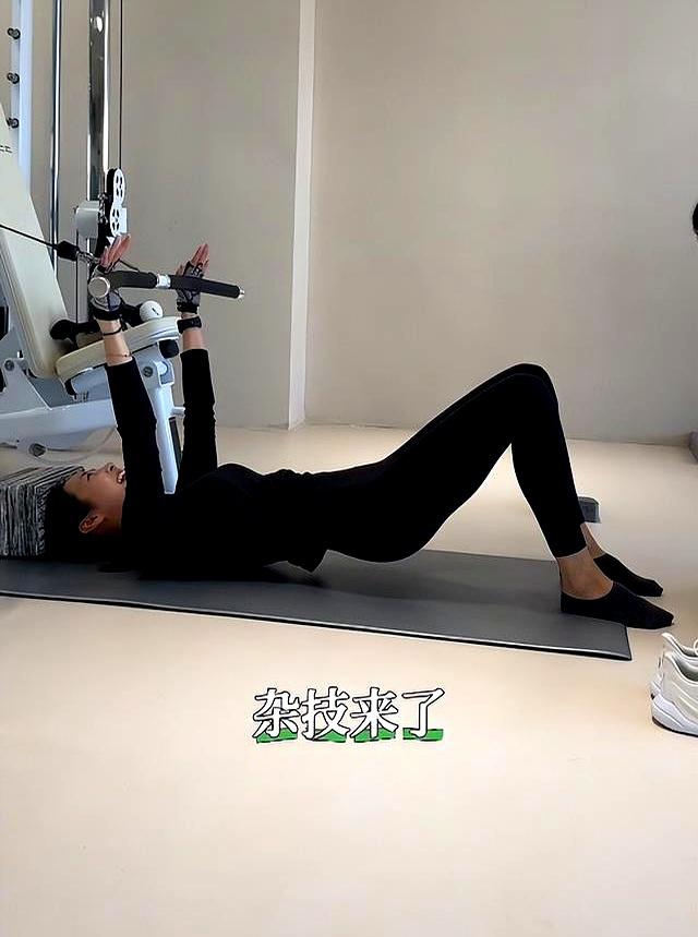 李纯婚后放纵开始还债了，健身累到大腿颤抖，带上北京爷们一起练