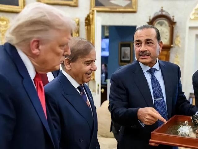 手握核按钮！巴基斯坦最强军头，特朗普一句话让他乖乖就范？