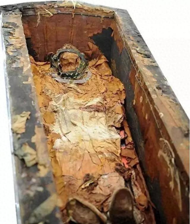 北京挖出大太监李莲英之墓，开棺后，考古人员被吓得浑身发抖