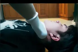 白衣美女用白袜踩杀男子，既甜美又霸气！图片