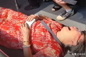 杭州大妈地铁被打后续！躺地上打滚惹人厌，被工作人员强行抬走图片