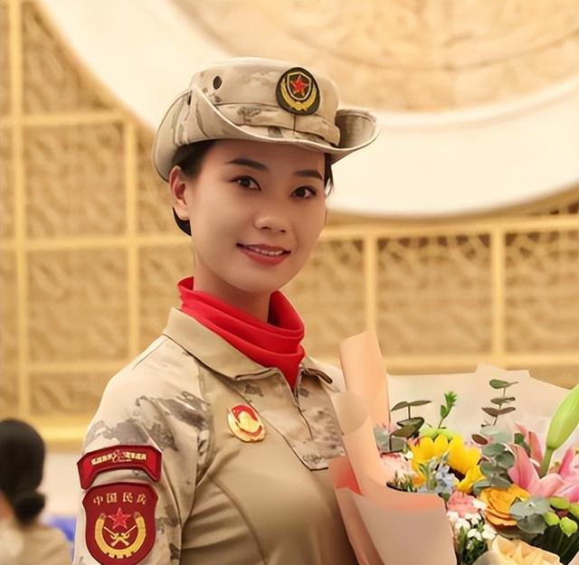 女民兵李思颖阅兵结束回家，母亲官宣其新身份，太牛了！全网恭喜