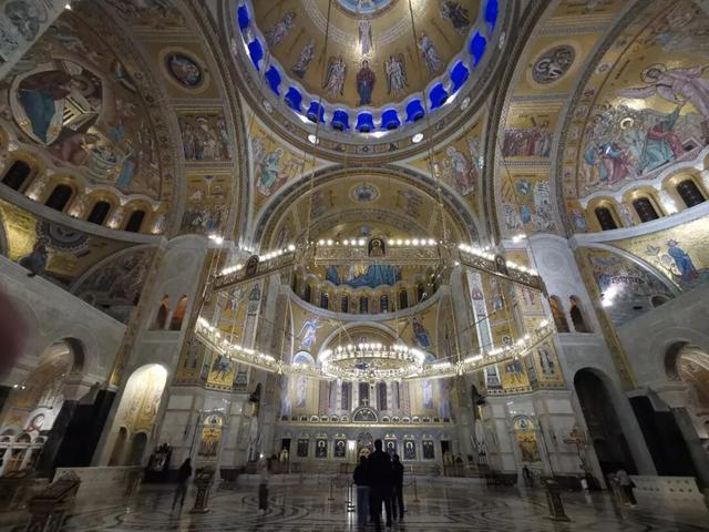 塞尔维亚，老贝城的圣萨瓦大教堂，马赛克壁画把金色用到极致典雅