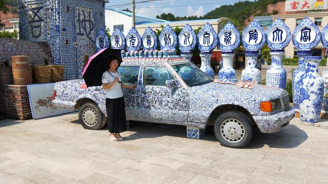 大埔某工厂变旅游区，陶瓷做的楼房、汽车、沙发和床等，还收门票