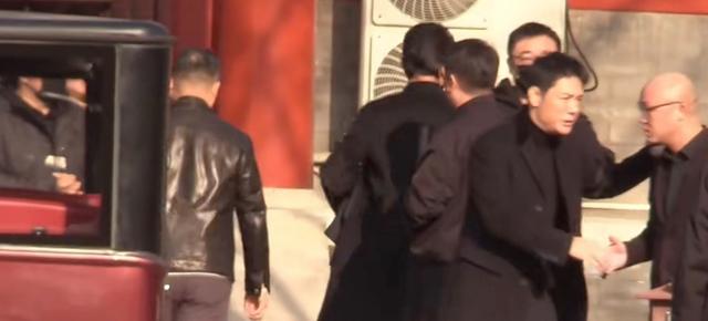 葬礼结束后，唐嫣放缓脚步等罗晋一起就餐	，胳膊上还戴着孝