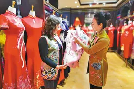 传统服饰扮靓新春图片