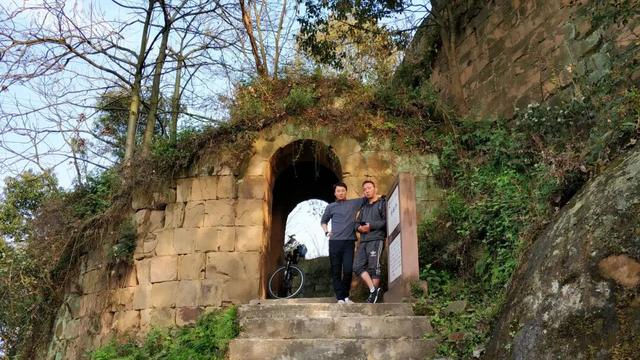 重庆北碚闹市竟藏有一座古寨，设有瓮城，被网友称为"重庆吴哥窟"