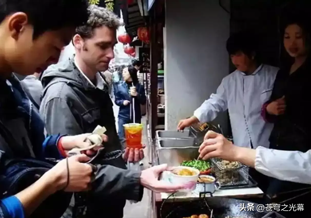 第一批免签来华的外国人，吃了中国大餐，回国已经吃不下白人饭了