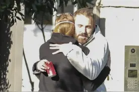 本·阿弗莱克因洛杉矶大火撤离家园，投奔前妻后拥抱女儿图片