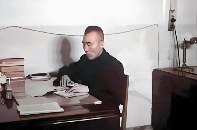 1960年，周总理请王耀武吃饭，陈赓笑道：以后可以称你为同志了