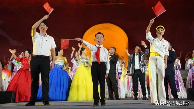 建水县举办“家国情·古城韵”——千年建水T台秀
