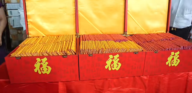 浙江金华富豪王敏文为母亲办90岁大寿，席开88桌，发红包60多万元