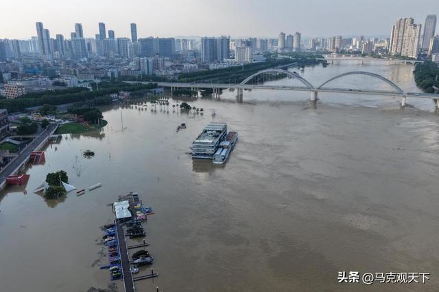 越南溃坝殃及中国，水利设施告急，广西18条河预警，洪峰直抵南宁