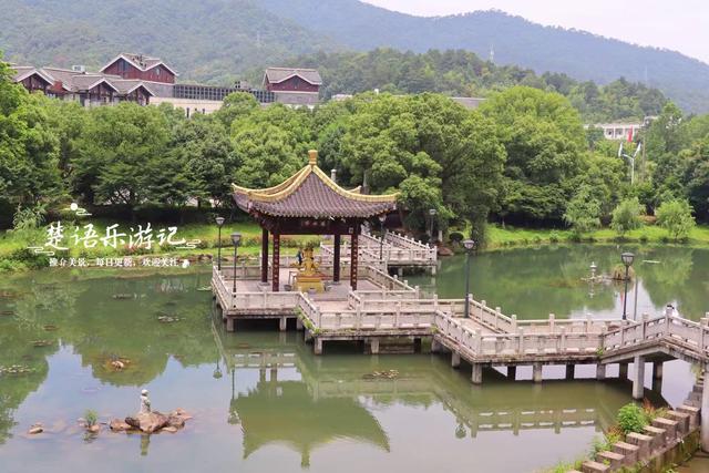 浙江宁波大青山下的宋式寺院，青山面水风光宜人，适合观景与休闲