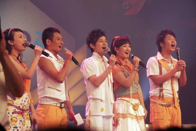 何炅也没想到，《快本》停播仅4年，谢娜的主持界地位已高不可攀