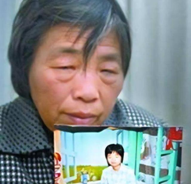湖北研究生“带母上学”，最终在厕所自缢身亡，活活被母亲吸干血