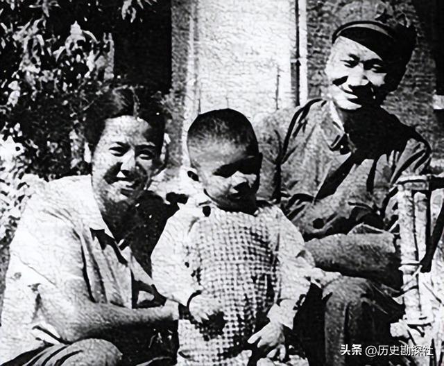 毛岸青81岁生日时的全家福，两个妹妹前来贺寿，儿媳刘滨体贴蹲着