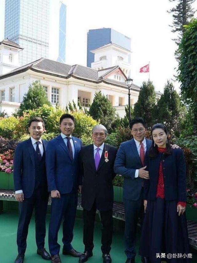 霍震霆父子三人现身北京，霍启刚温润如谦谦君子，霍启山帅气逼人