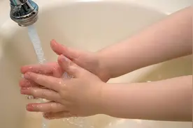 孩子被滚烫热汤烫伤，爸爸“60分降温”救了娃，医生：回家吧图片