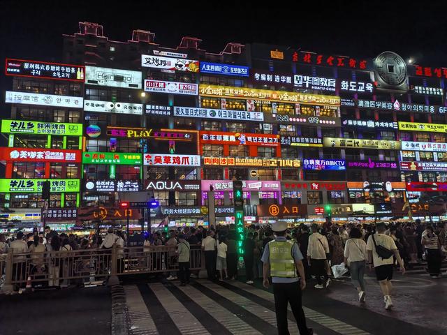 延边大学网红墙:光影燃动城市夜,烟火照亮文旅潮