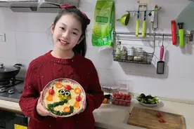 这所校园里有群“小厨神”，四年级女生和家人一起做年夜饭图片