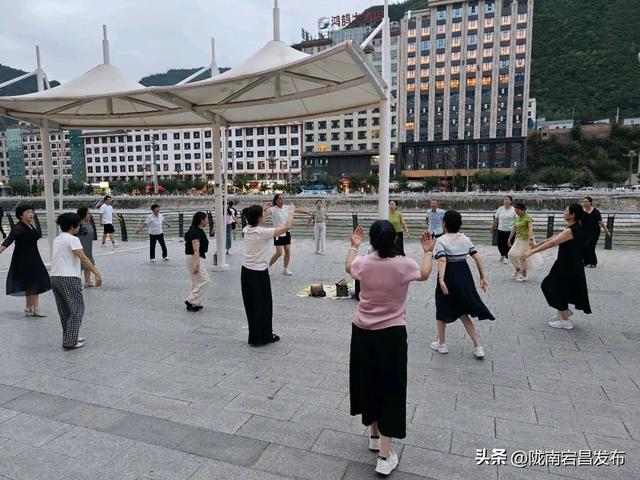 避暑胜地·康养宕昌｜夜逛宕昌：从舌尖到脚尖，游客乐不停