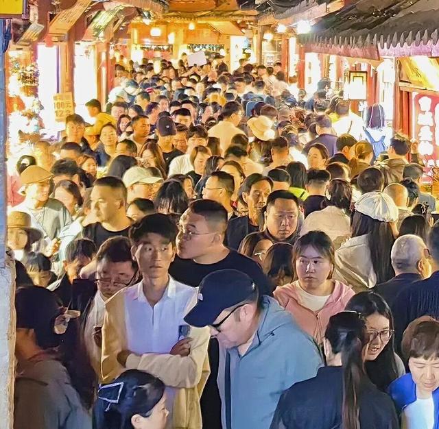 人人人你人人人， 这个假期你在哪里玩（còu）耍（jǐ）呢？