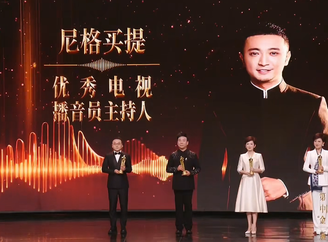 离过年不到俩月	，42岁尼格买提高调官宣喜讯，前妻帕夏古丽后悔吗