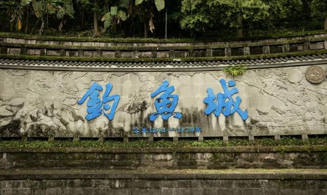 全网围观“杀猪宴”！高铁1.5h直达爆火古城，不止有刨猪汤！美食古早，均价10元吃到撑！