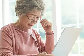 人老了，要把存款告诉子女吗？一位71岁老人的回答很现实图片