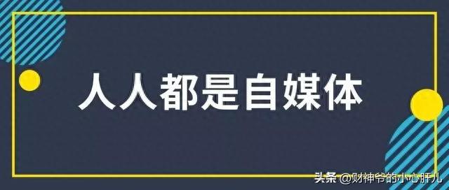 男女闹市街头不雅行为，男子抽烟很享受，现场围观者还有很多儿童